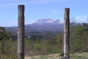 大山道鳥居峠：雲雀塚