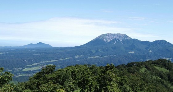 14山頂から間近に見える大山