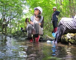 冷水に浸かり満喫の笑顔！