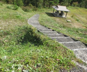 三平山：草刈り終了（水場兼炊事場）