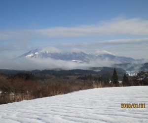 青空に浮かぶ蒜山三座