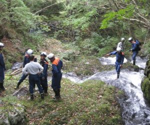 救急隊岩登りを体験