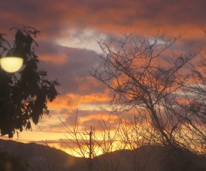 12 /31  大晦日の朝日  蒜山盆地の日の出は中国山地の峰の上に出るので岡山の日の出時刻より20分ほど遅くなって7時40分ころです