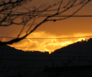 1/1   朝焼け、太陽は雲の中