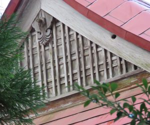 1/1   茅部神社の拝殿に穴  この穴はムササビが開けたもので福田神社、徳山神社など蒜山の神社の裏へ回るといくつも確認できます。 現在利用しているかどうかはわかりませんが、冬は冬眠中です。