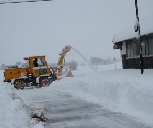 １/16   除雪車出動　最初の出動は朝暗いうちの3時頃、7時頃までには主要道、通勤、通学道の除雪を終えるようにしています。集落内は各集落で、この時期は国道、県道などを利用した方が近道を利用するよりは無難。