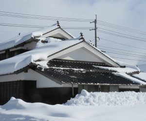 １/16   気温が上がると屋根の雪が滑り落ちる　2階の屋根は一階の瓦が傷まないよう落雪防止瓦を使用してあります