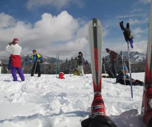 青空のもと雪原で一休み