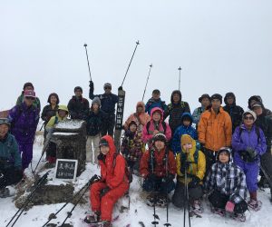 三平山スノーシュー 集合写真　　山頂にて