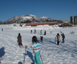 蒜山雪恋祭り　⑤上・中蒜山の手前は酪大牧舎