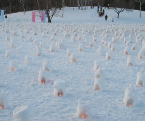 蒜山雪恋祭り　⑦ミニカマクラに点灯　ポリバケツで作ったミニカマクラ１０００基にロウソク点灯