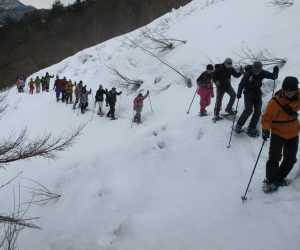 三平山スノーシュー　雪崩のデブリを慎重に越える