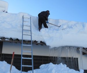 １/25 屋根の雪下ろし　お隣さんが屋根の雪下ろしを始めました