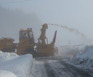 １/27 除雪車出動　歩道は少し小型の除雪車が、中学生は自転車で雪道を通います。 郵便配達はバイクで、冬季限定のバイトの配達員は４駆の軽トラで配達。