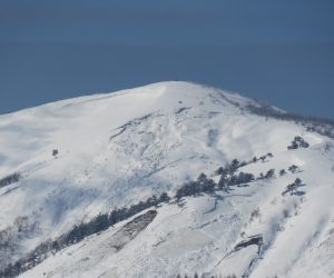 2/19  三平山  東面にかなり雪崩の後が 白樺の丘付近より