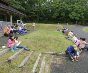 キノコ観察会（昼食）キノコご飯とキノコ汁 裏方さんが朝早くから準備7～8種類のキノコが入っています。 半分以上野生のキノコ、数日前に採りました　