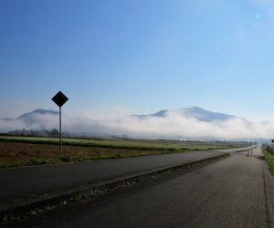 10/27  茅部野の霧 左高張山と右蜂ヶ巣山