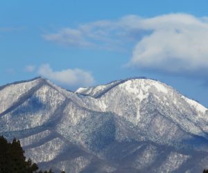 12/21 皆ヶ山 中央右が皆ヶ山、左のピークが二股山 茅部野より