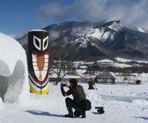 雪恋祭り2月3日　③上蒜山をバックにスイトンとハートカマクラ