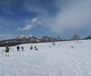 雪恋祭り2月3日　⑤皆ヶ山をバックに雪原に遊ぶ