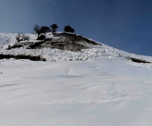 2/26 三平山スノーシュウ登山  ガイドクラブのスノーシュウ登山に同行、山頂近くの雪崩の後、気温が上がり雪が緩むと底雪崩が発生、夏道は雪崩の常襲地帯があるので朝のうちに通過する事が鉄則