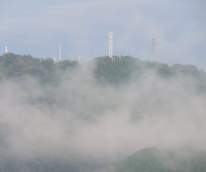 霧の上に現れた高張山   蒜山盆地に突き出たテレビ塔　茅部野より