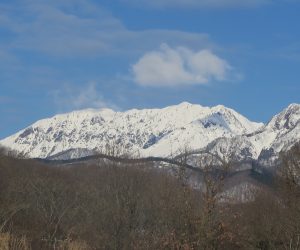 1/14  大山烏ヶ山  右手前が烏ヶ山、別名山陰のマッターホルン。 酪大牧草地付近より