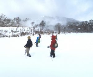 中蒜山山麓スノーシューハイキング　新雪の山麓に雪煙が上がる。今朝降った新雪を風に巻き上げられています。