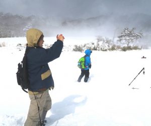 中蒜山山麓スノーシュー　一人穴に落ち込み救助に向かう、地吹雪が来る前に救出せねば