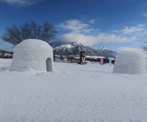 雪恋祭りスノーシュー体験　２蒜山をバックに3mの巨大カマクラ