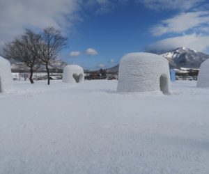 雪恋祭りスノーシュー体験　４上蒜山をバックに3mの巨大カマクラ