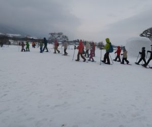 雪恋祭りスノーシュー体験　６会場を後に雪原へ