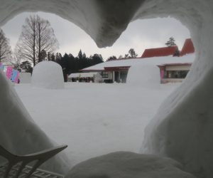 雪恋祭りスノーシュー体験　13ハートカマクラの中よりの眺め