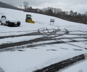 1/24　中蒜山塩釜の駐車場  雪が少なく牧草が顔を出しています。 26日にスノーシュウはどうなるか？